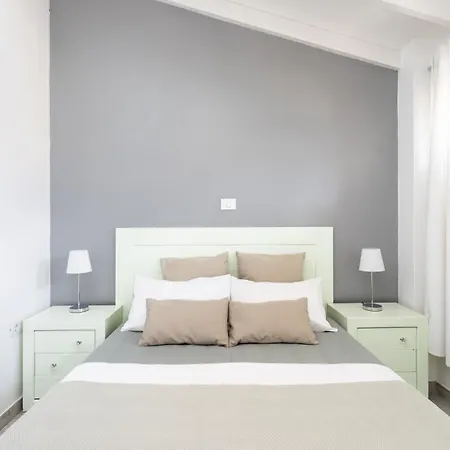 Bright & Elegant Duplex With Terrace And Pool, Just Steps From Puerto Colon
