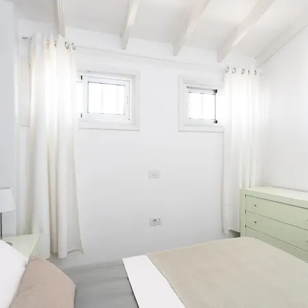 Apartment Bright & Elegant Duplex With Terrace And Pool, Just Steps From Puerto Colon *
