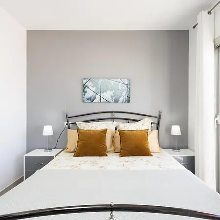 Bright & Elegant Duplex With Terrace And Pool, Just Steps From Puerto Colon